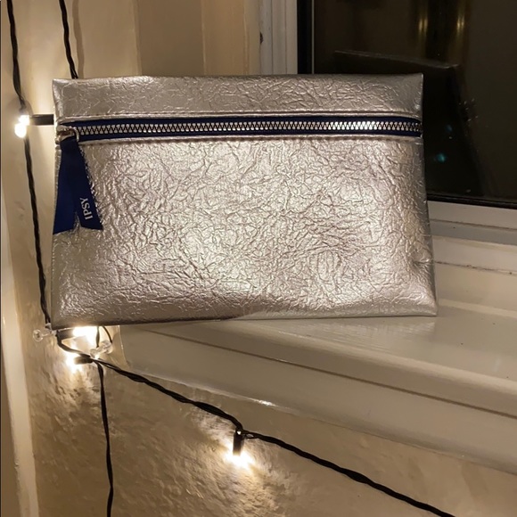 Ipsy Silver Makeup Bag - Brand New - Picture 1 of 4
